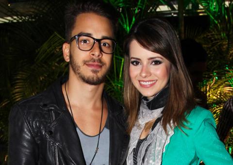 Sandy e Júnior vão a evento com famosos